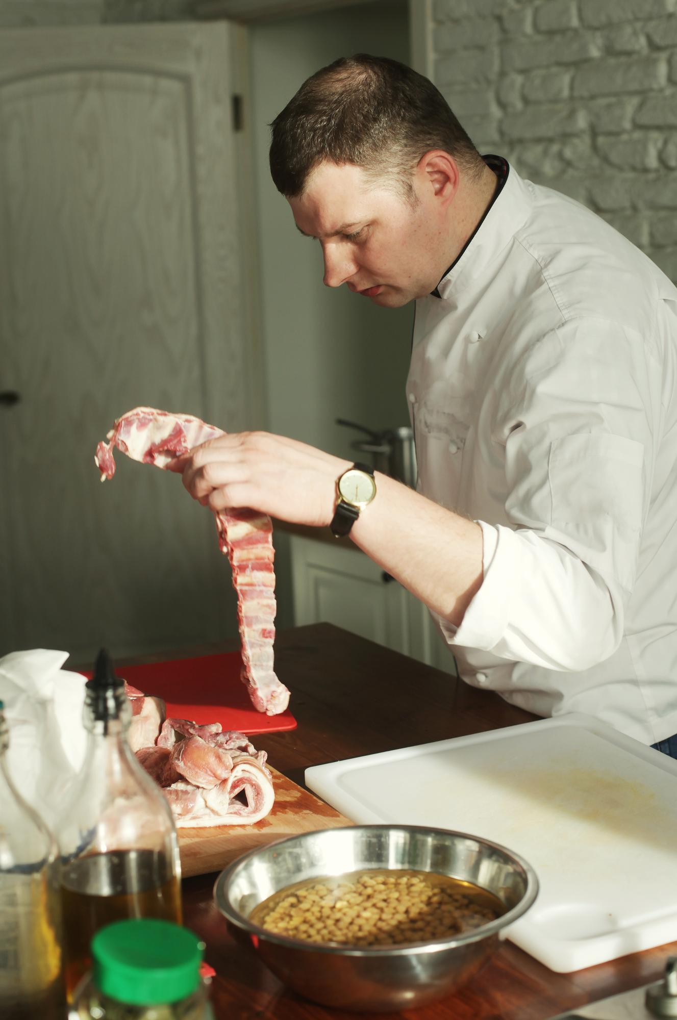 Instruktor pokazuje technikę sous-vide